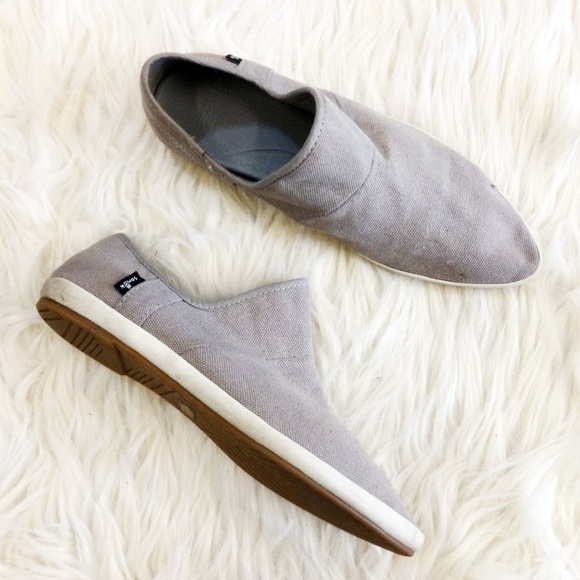 sanuk pointed toe shoes